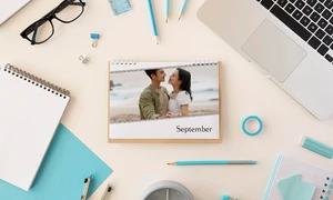 Ein Kalender im schlichten Design, daneben liegen Stift