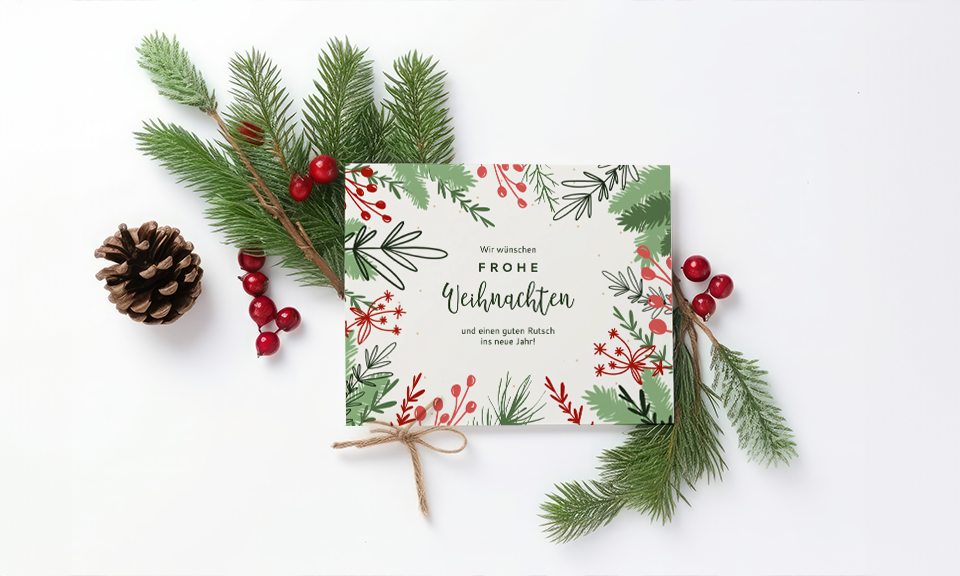 Weihnachtskarte in weiß mit Tannenzweigen und roten Beeren