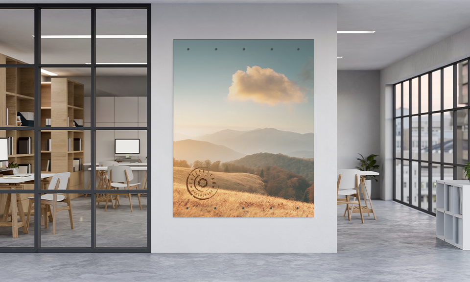 PVC Banner mit Ösen als Wandbild mit Motiv Berglandschaft, Himmel und Wolke, hängt in Büro
