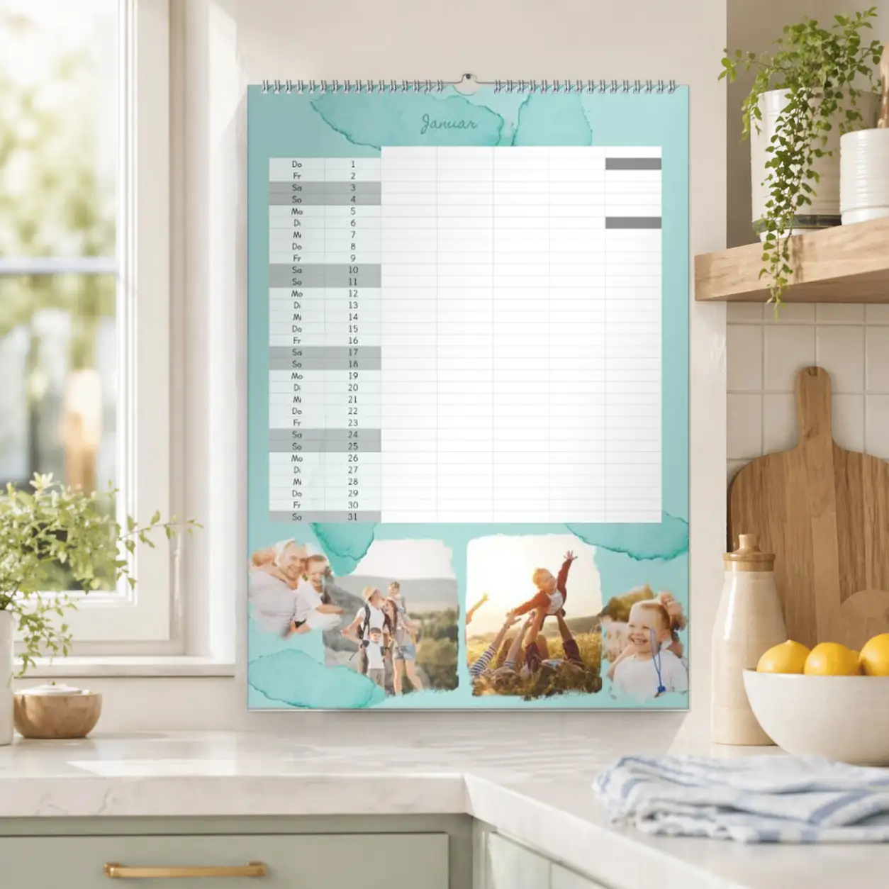 Küchenkalender an der Wand in einer hellen Küche