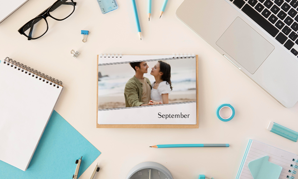 Ein Kalender im schlichten Design, daneben liegen Stift