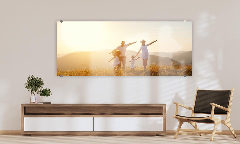 Acryglas Bild als Wandbild, Familie bei Sonnenaufgang in Natur, Hintergrund Berge