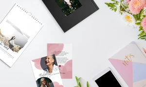 Ein Fotokalender oder ein Poster mit einem gedruckten Foto darauf