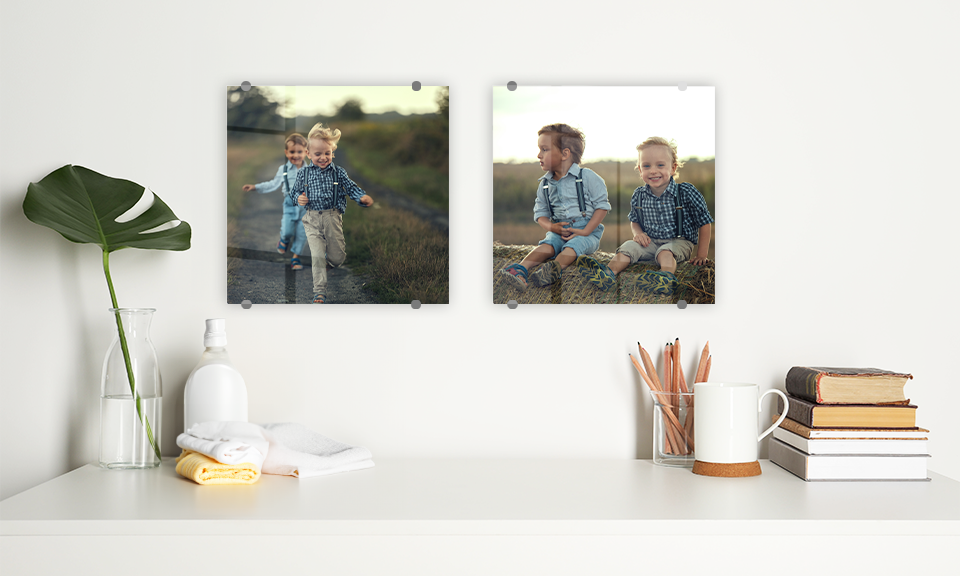 Zweiteiliges Acrylglas Bilder Set mit 2 Brüdern als Motiv