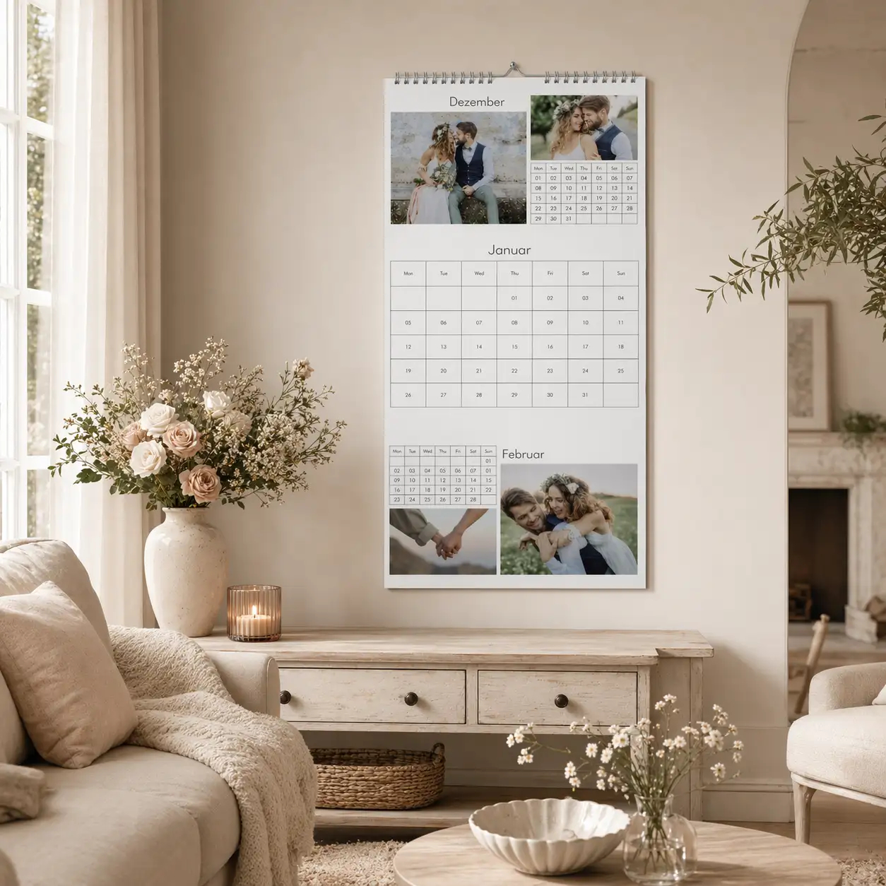 3 Monatskalender mit Hochzeitsfotos als Wandkalender in einer hellen Wohnzimmer Szene