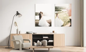 Zwei-teiliger Bilder Druck als Forex Platte mit Motiv Hochzeitspaar, hängt im Wohnzimmer über Sideboard