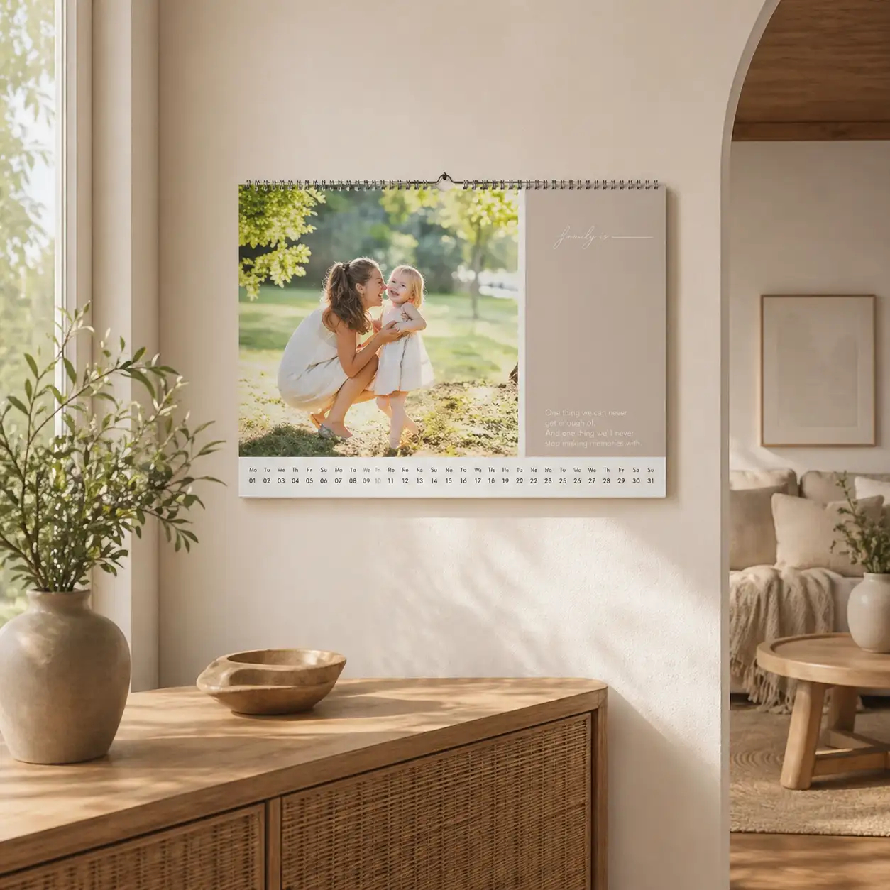 Monatskalender mit Familienfoto in einer hellen wohnlichen Szene, dekorativ an der Wand präsentiert und harmonisch in das Interieur eingebunden.