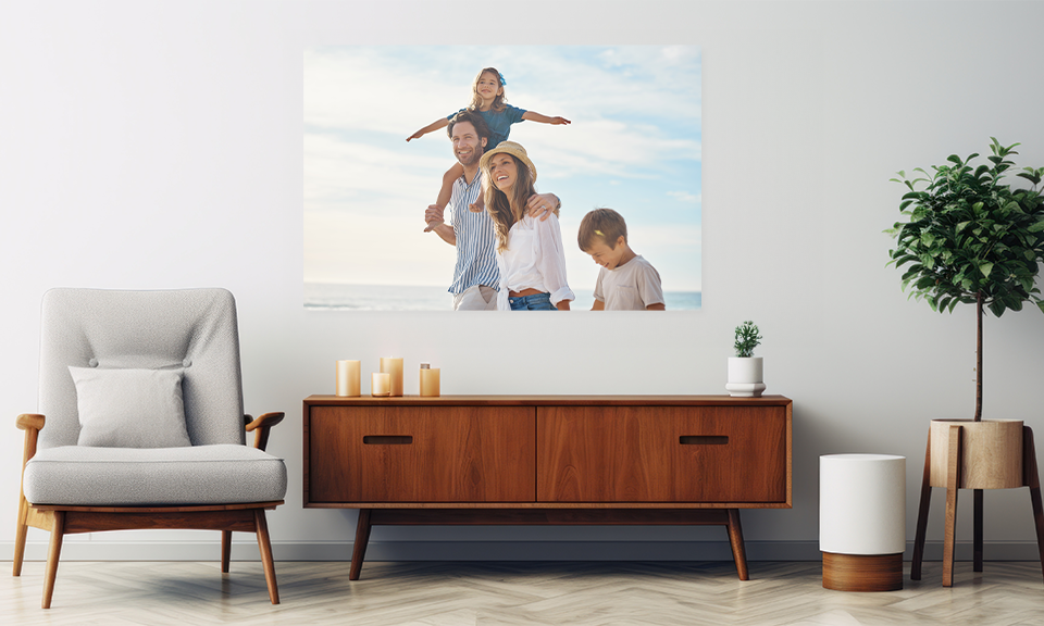 4-köpfige Familie als Motiv auf Klebefolie für Wandgestaltung, selbstklebende Folie über TV Tisch an weißer Wand