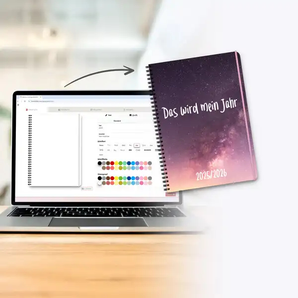 Laptop mit geöffnetem Online-Konfigurator, der zeigt, wie ein Schülerkalender gestaltet wird. Ein Pfeil deutet auf das fertige Ergebnis: Ein spiralgebundener Schulplaner im Weltraum-Design mit dem Titel 'Das wird mein Jahr 2025/2026