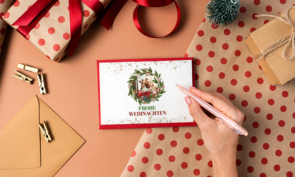 Weihnachtskarte mit Foto, Motiv Efeuzweig, bunte Punkte, Farben weiß und bunt