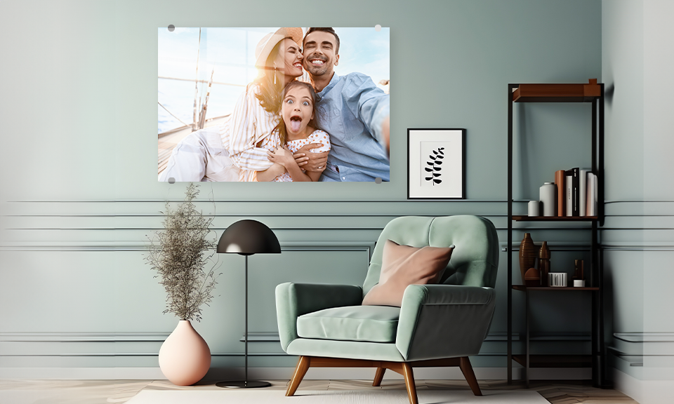 Acrylglasbild in Wohnzimmer als Wandbild, Motiv: Familie mit Kind