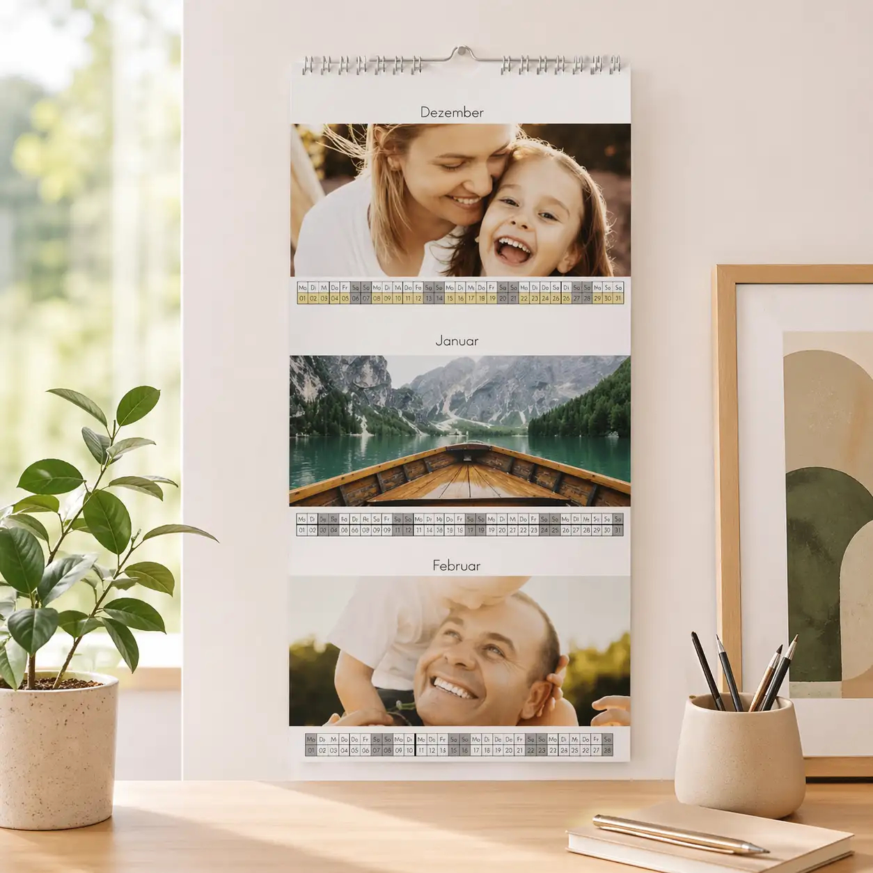 3 Monatskalender mit eigenen Fotos als Wandkalender in einer hellen Wohnszene