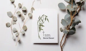 Trauerkarte in weiss, Blätterzweig auf der linken Seite, kleines Kreuz mit dem Namen des Verstorbenen