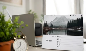 Wochenkalender, Tischkalender, Motiv Berglandschaft mit Weiher im Winter, Deko geöffneter Laptop, Wecker