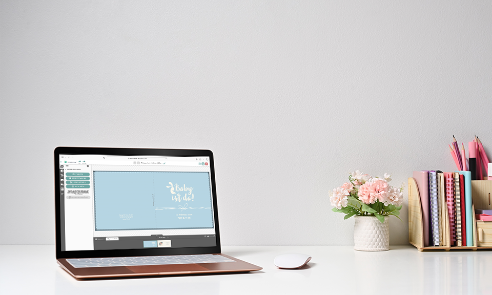 Laptop auf dem eine Klappkarte mit Sprüchen für die Glückwünsche gestaltet wird
