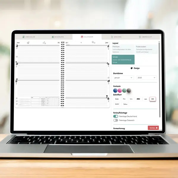 Schülerkalender Innenseiten gestalten: Der Online-Editor zeigt eine Wochenansicht mit Zeilen für Hausaufgaben. Im Menü lassen sich das Kalendarium, der Startmonat sowie Design-Farben individuell anpassen und Ferien-Termine integrieren.