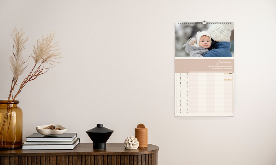 Ein Familienkalender, der an der Wand hängt