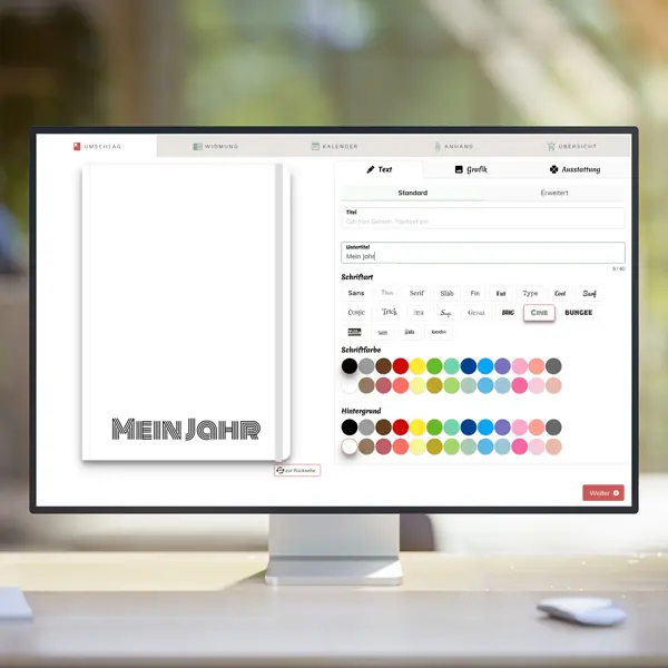 Lehrerkalender individuell beschriften: Der Editor zeigt, wie Name, Schuljahr oder ein Motto auf das Cover eingefügt werden. Zu sehen ist die Auswahl verschiedener Typografien und Farben, um dem Planer eine persönliche Note zu geben.