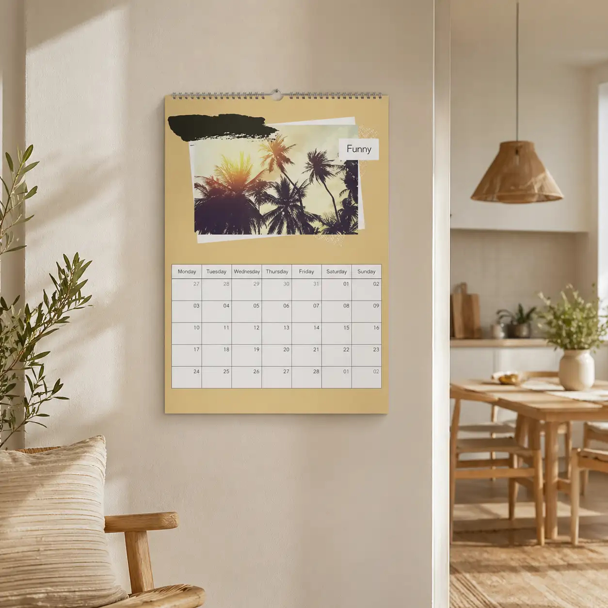 Monatskalender mit Palmenmotiv in einem hellen wohnlichen Raum an der Wand dekorativ in Szene gesetzt